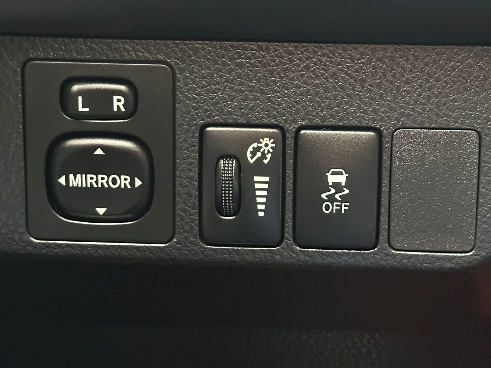 Thumbnail: 2015 Toyota RAV4 - 22