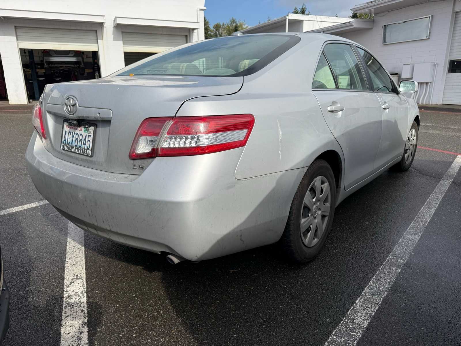 2011 Toyota Camry LE photo 3