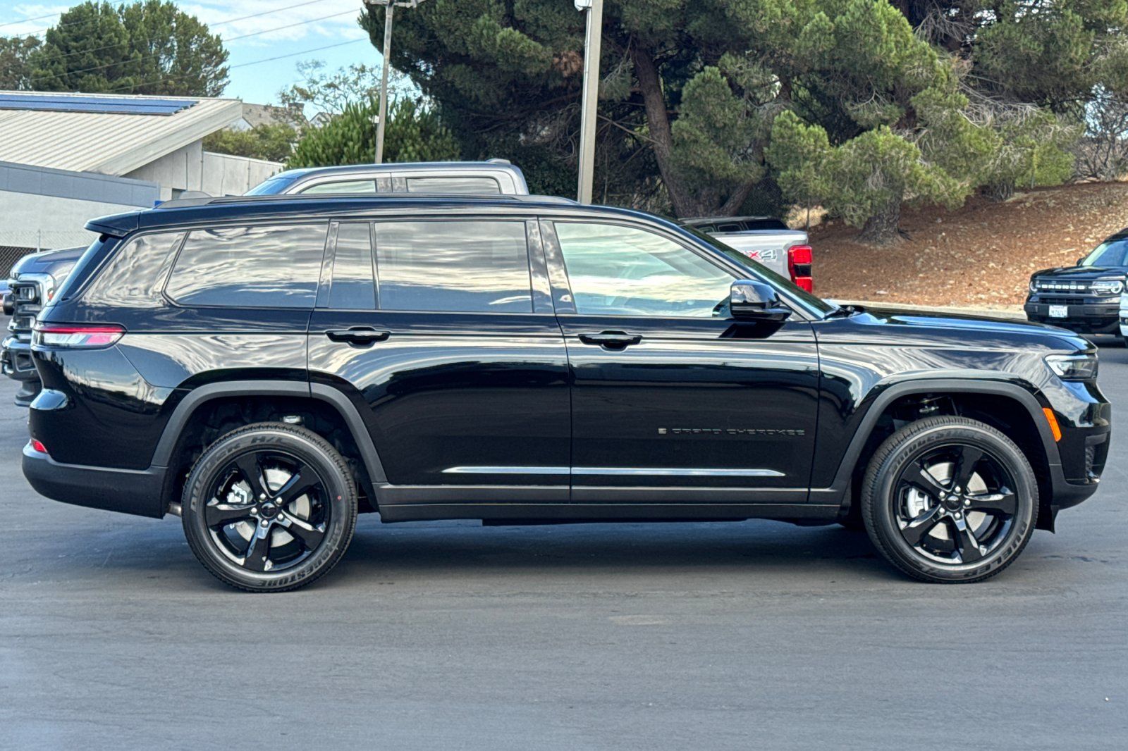 2025 Jeep Grand Cherokee Altitude photo 3