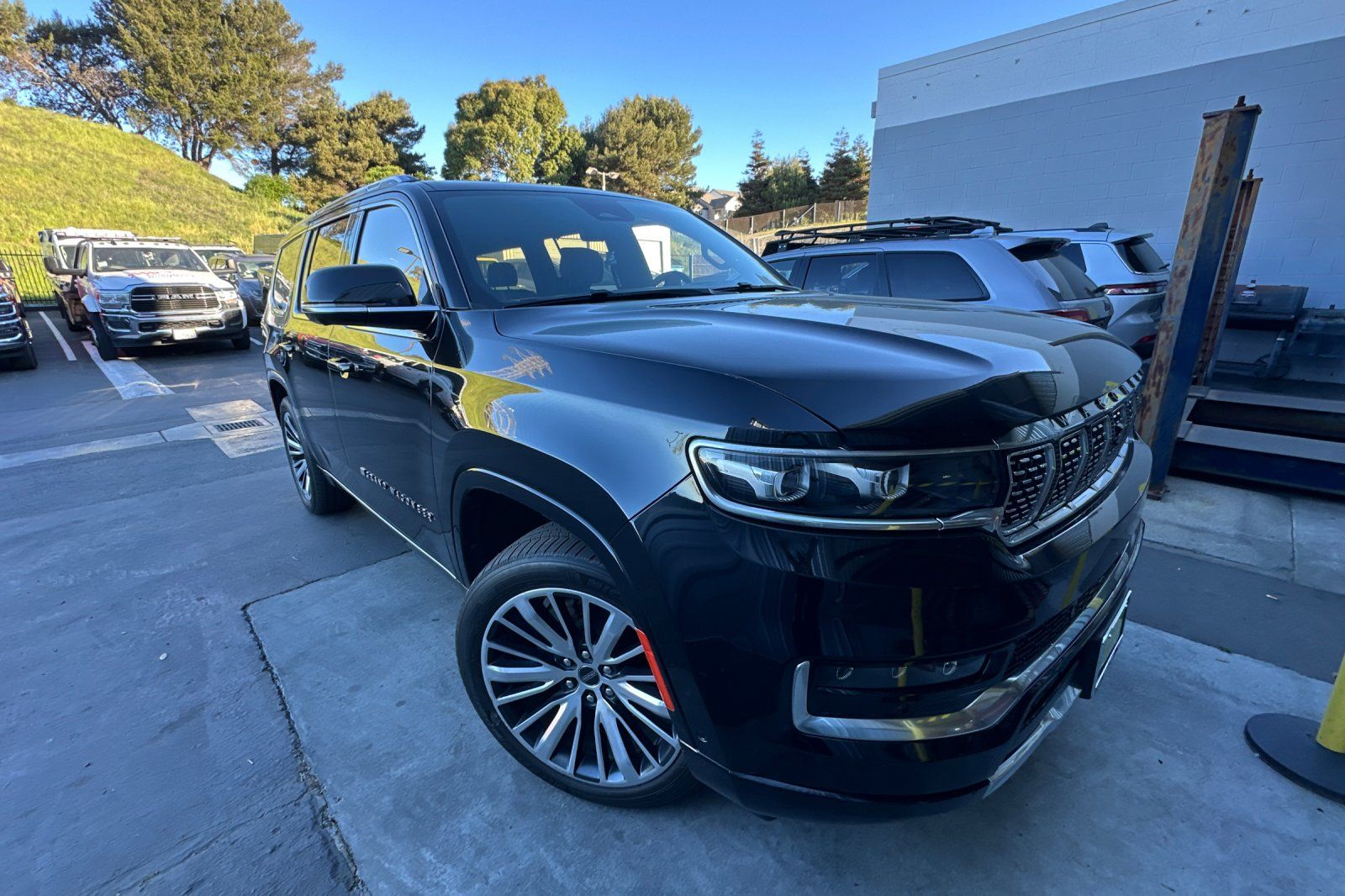 2022 Jeep Grand Wagoneer Series III photo 2
