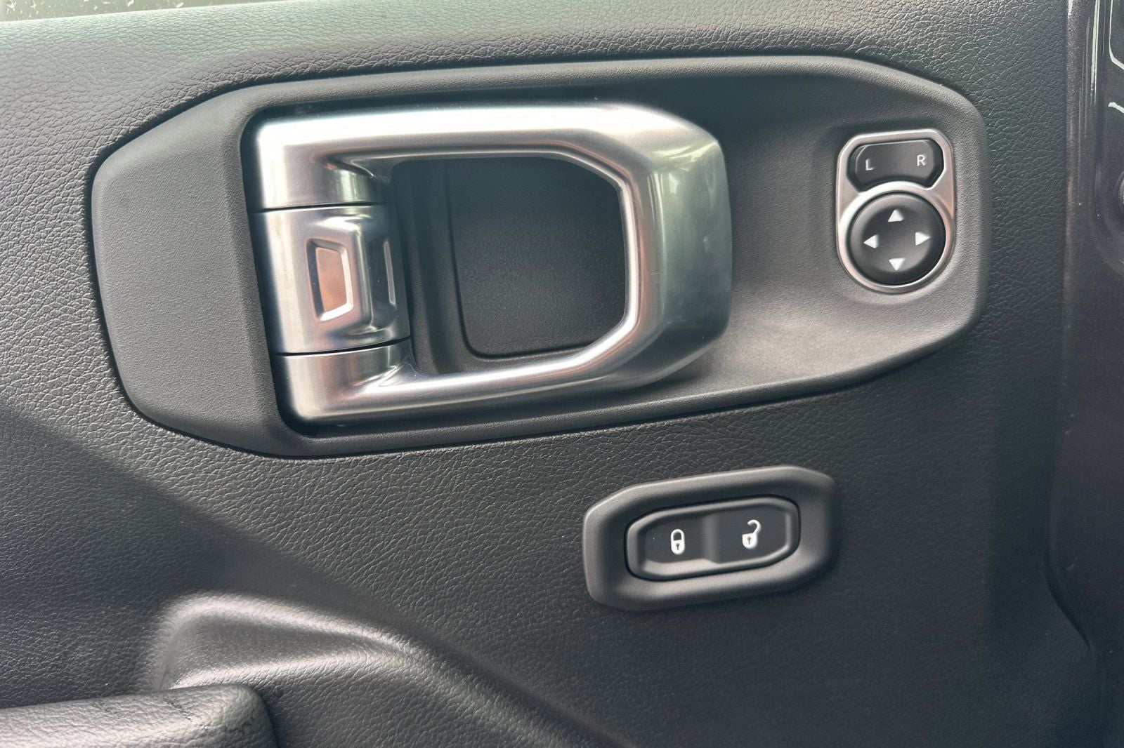 2026 Jeep Wrangler 4-Door Willys - Photo 13