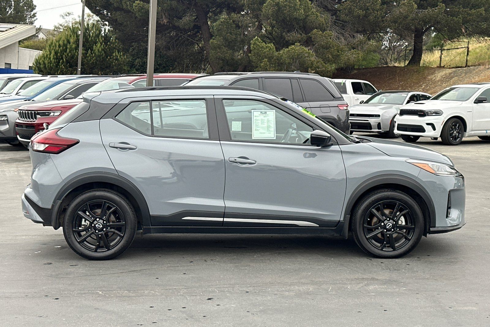 2023 Nissan Kicks SR photo 2