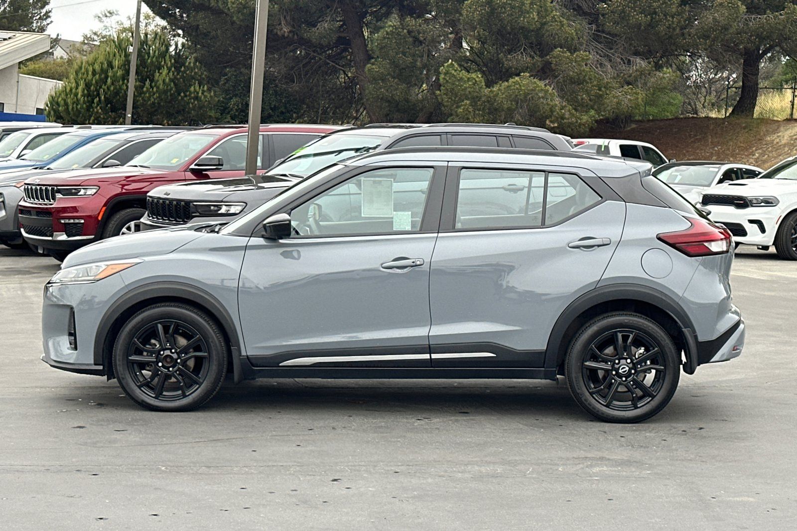 2023 Nissan Kicks SR photo 3
