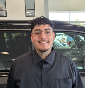 Staff member Omar Gutierrez from ID_41e2df34a9fc