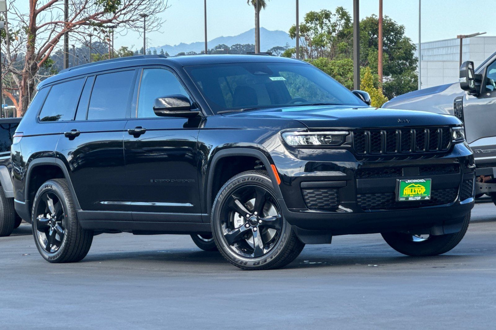 2025 Jeep Grand Cherokee Altitude photo 2