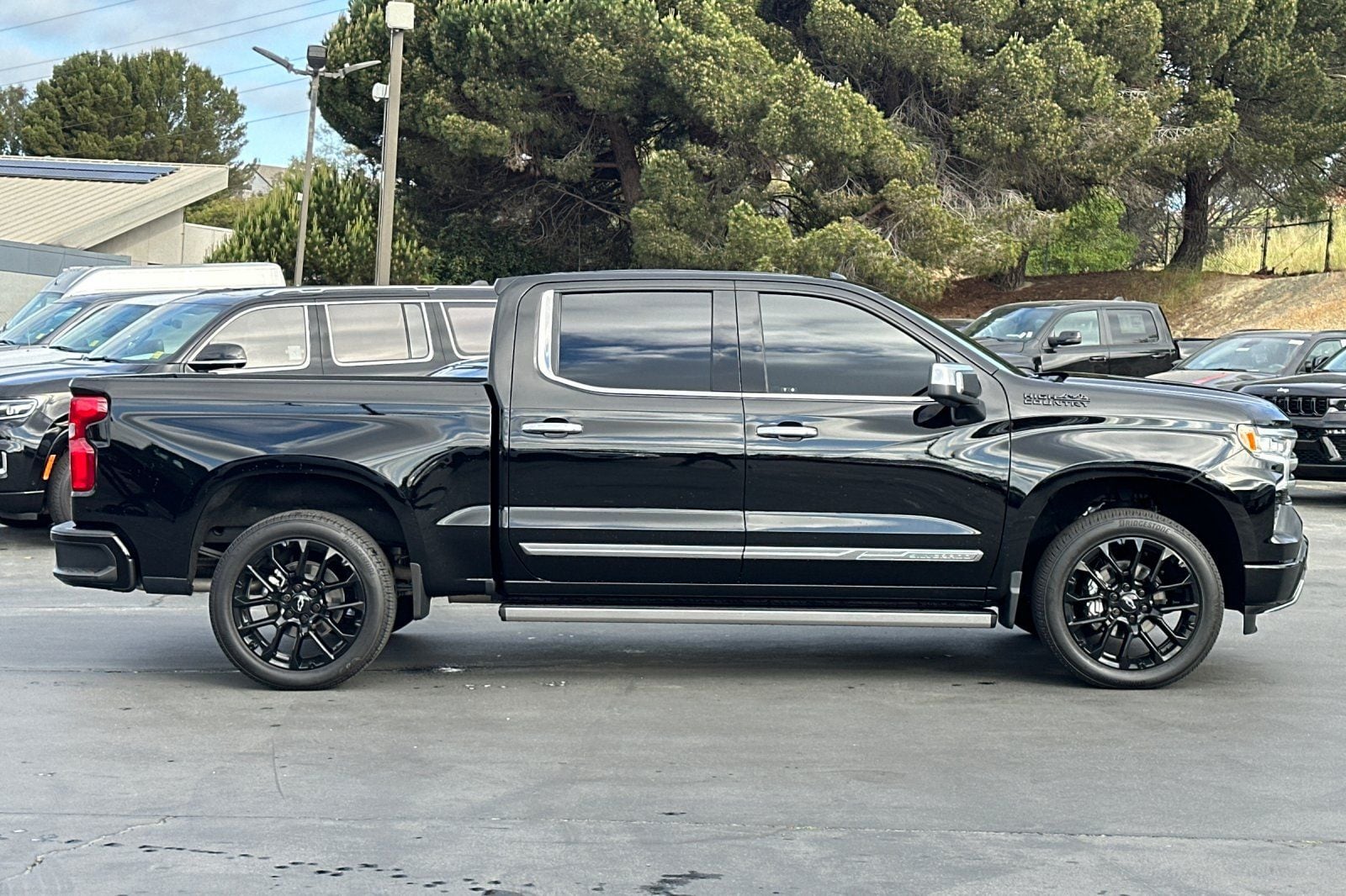 2024 Chevrolet Silverado 1500 High Country photo 2