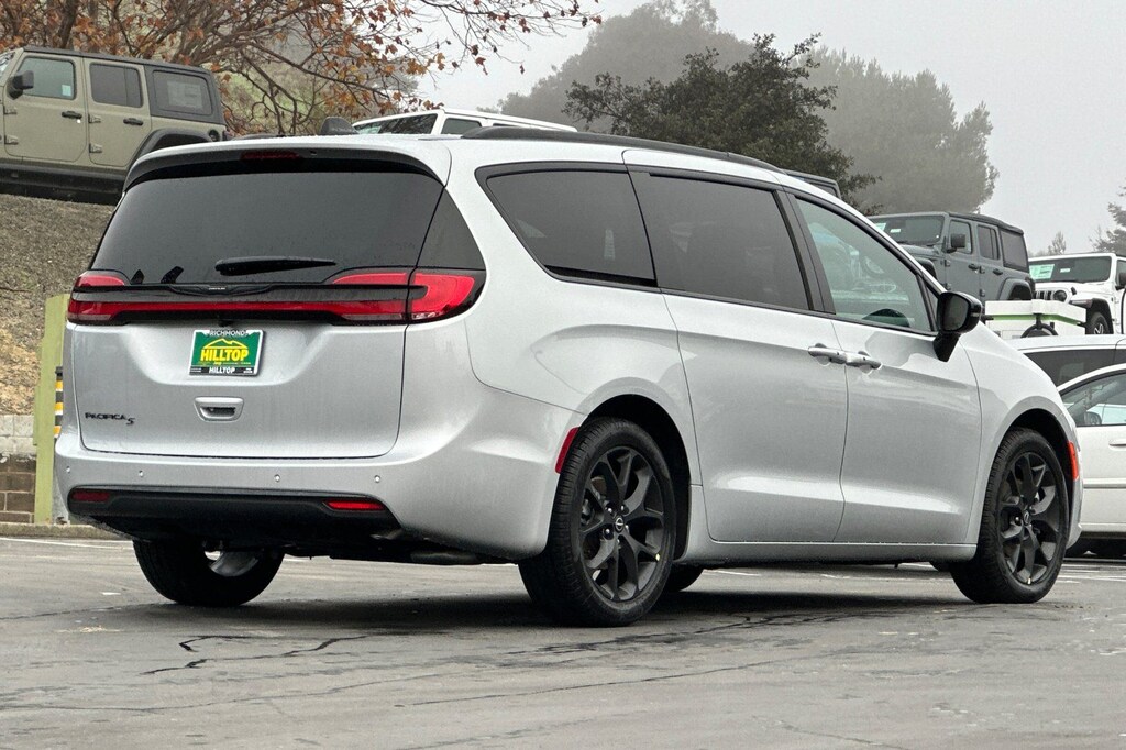 New 2026 Chrysler Pacifica SELECT Passenger Van