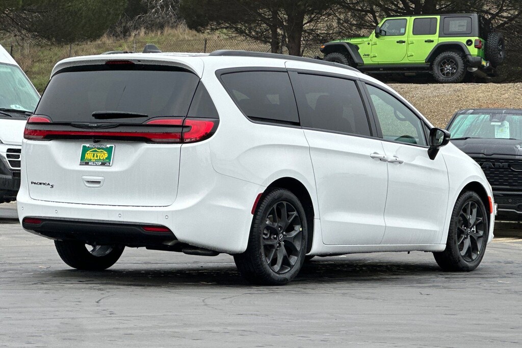 New 2026 Chrysler Pacifica SELECT Passenger Van