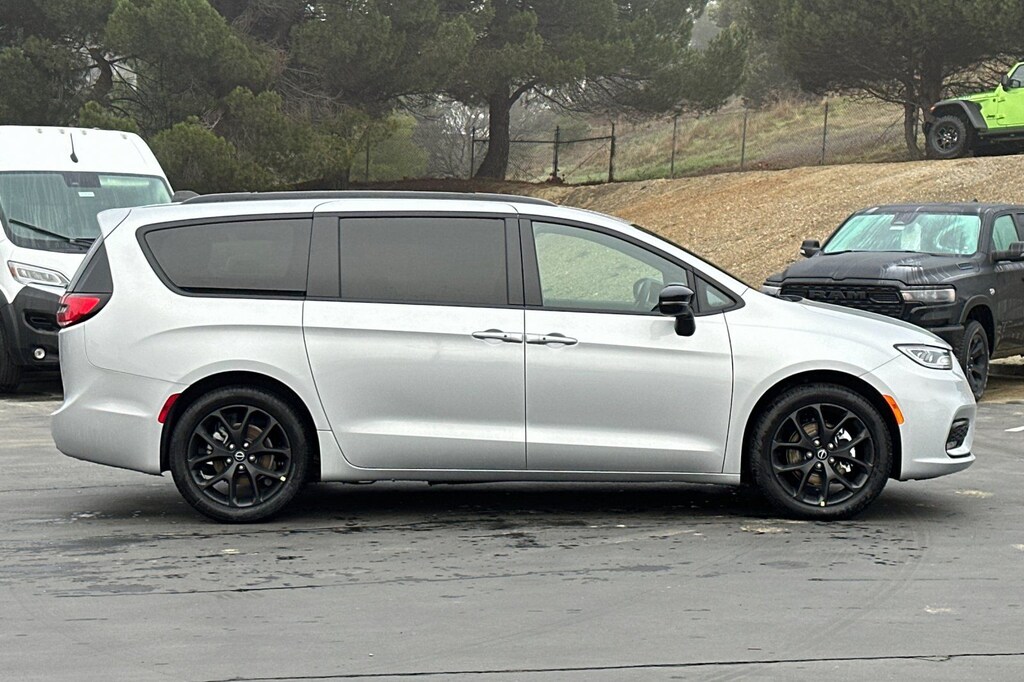 New 2026 Chrysler Pacifica SELECT Passenger Van