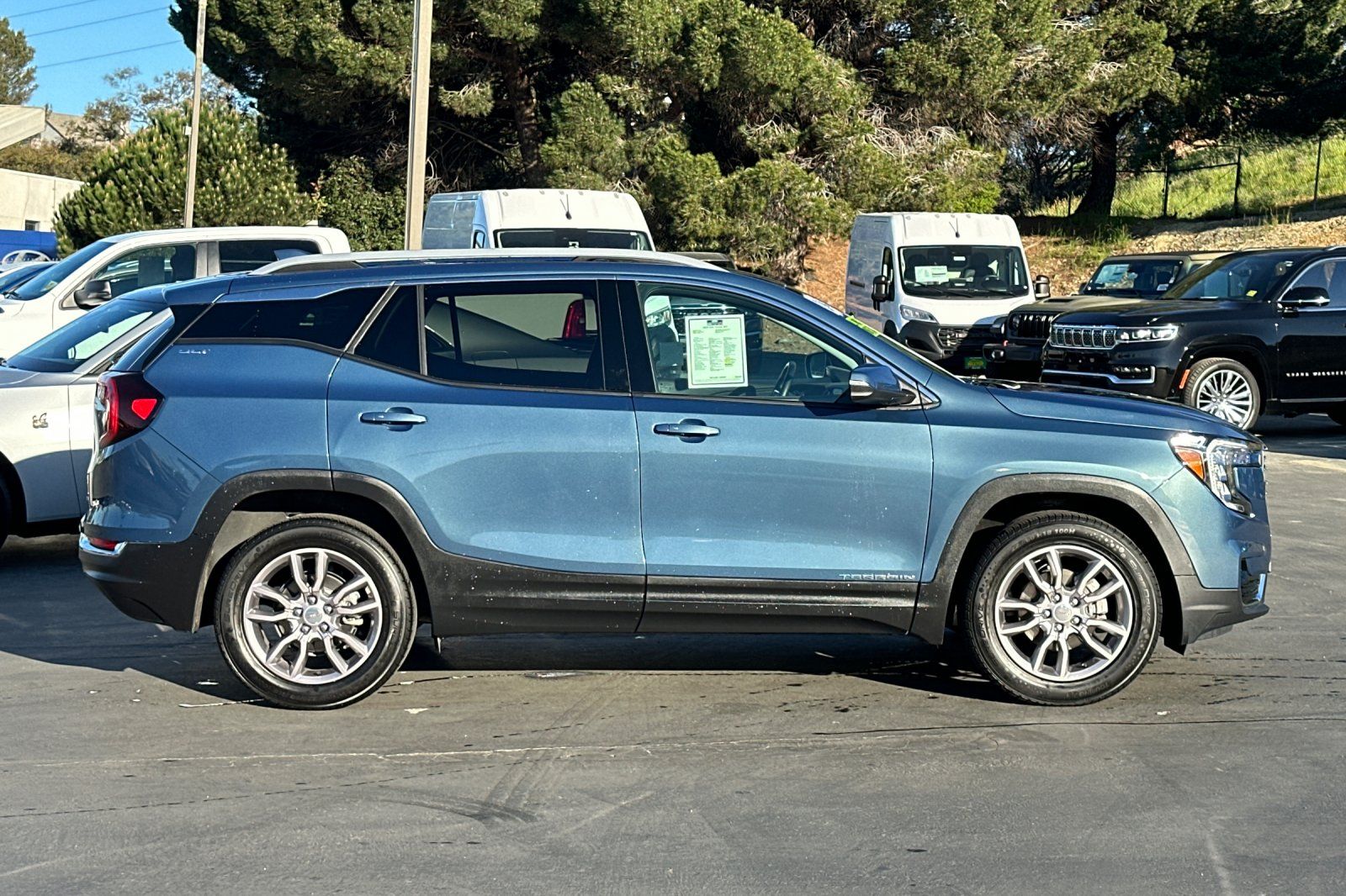 2024 GMC Terrain SLT photo 2