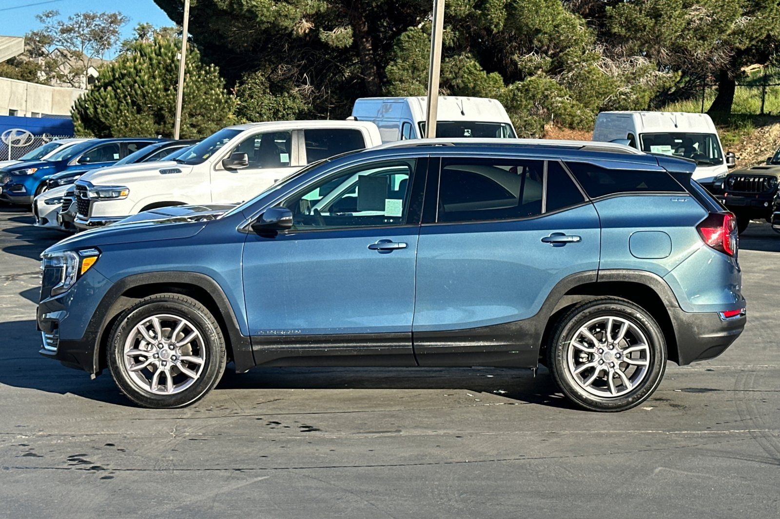 2024 GMC Terrain SLT photo 3