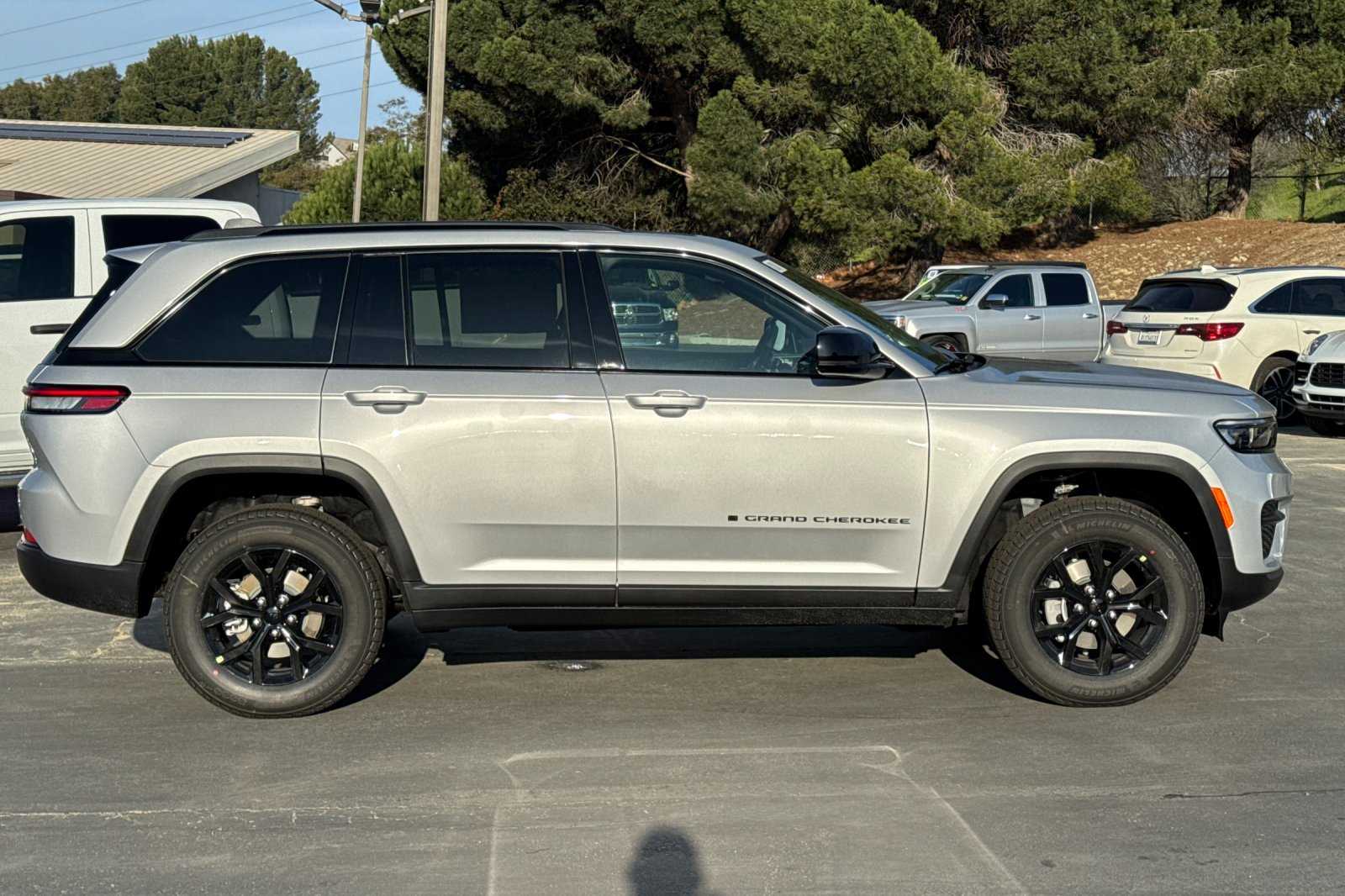 2025 Jeep Grand Cherokee Altitude photo 4