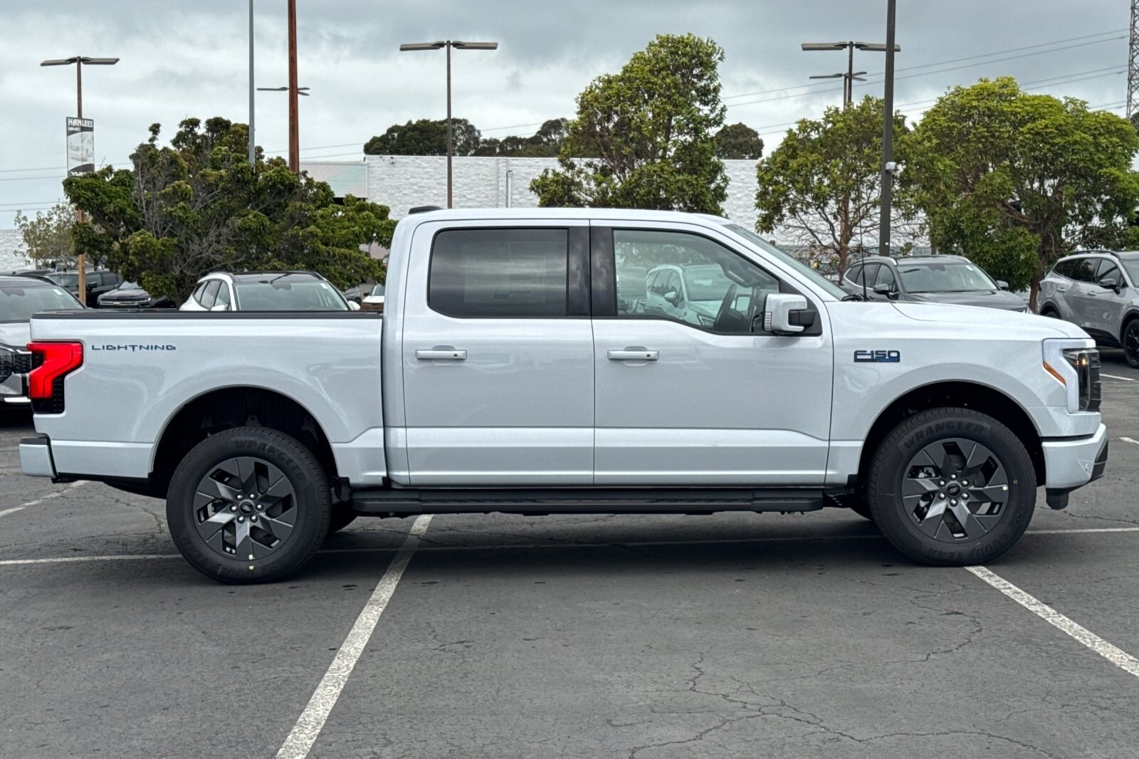 2025 Ford F-150 Lightning Lariat photo 3