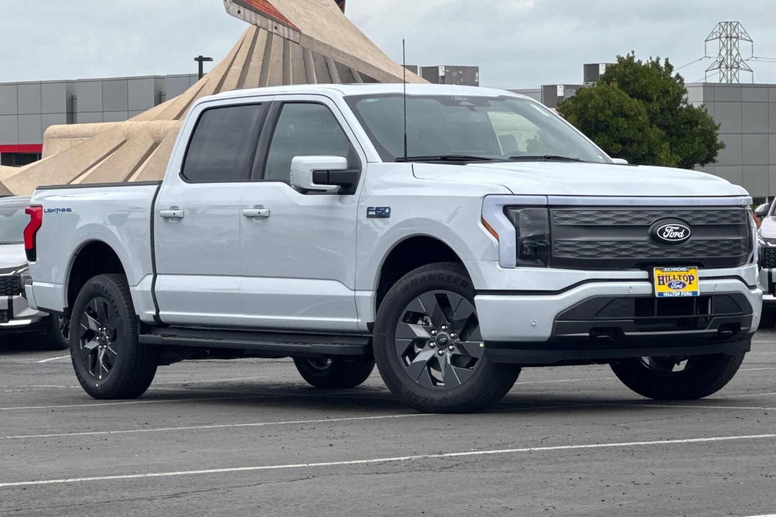 2025 Ford F-150 Lightning Lariat photo 2
