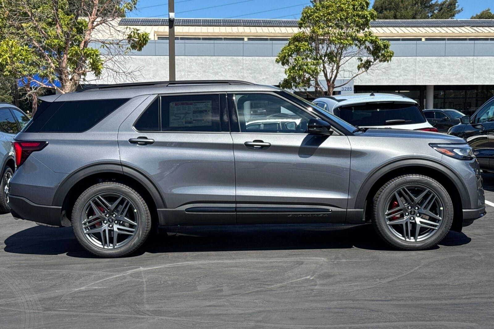 2025 Ford Explorer ST photo 3