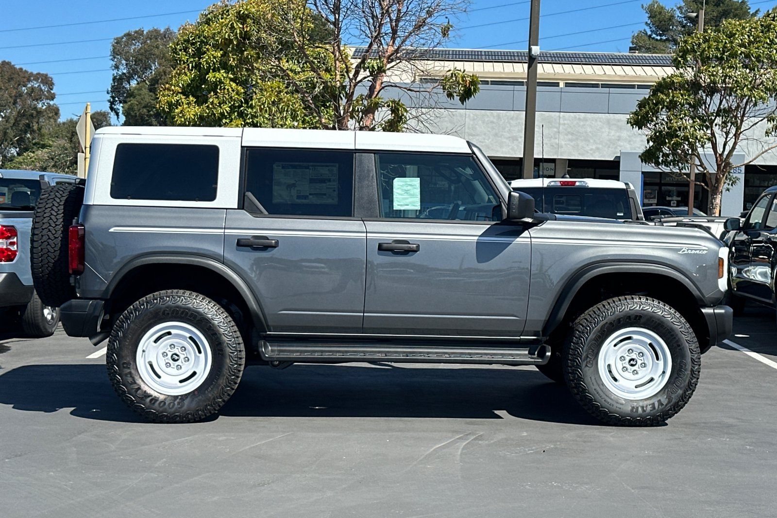 View vehicle photo 3