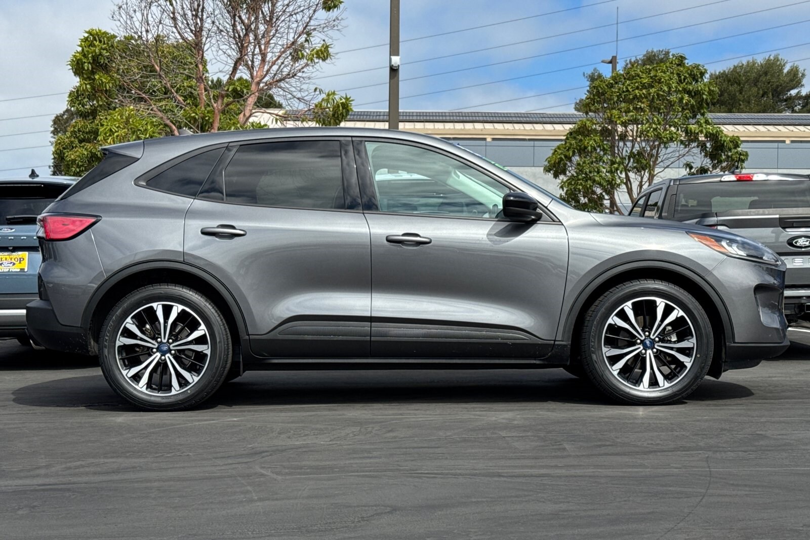2022 Ford Escape SE photo 2