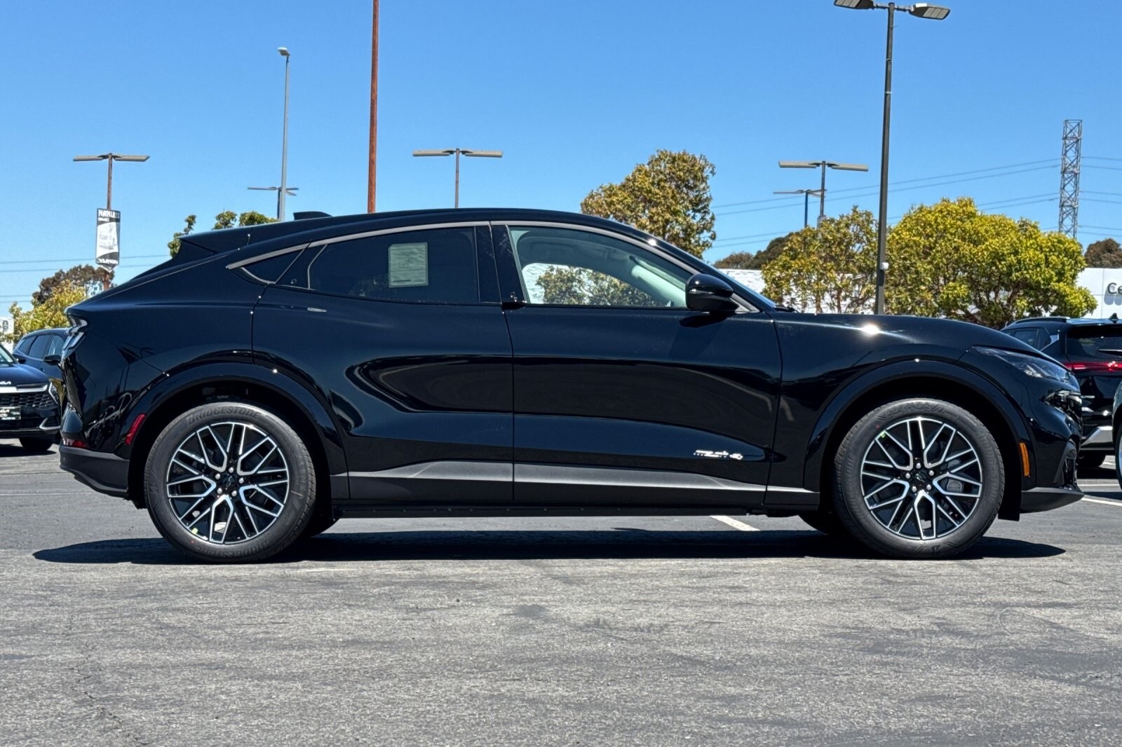 2025 Ford Mustang Mach-E Premium photo 3