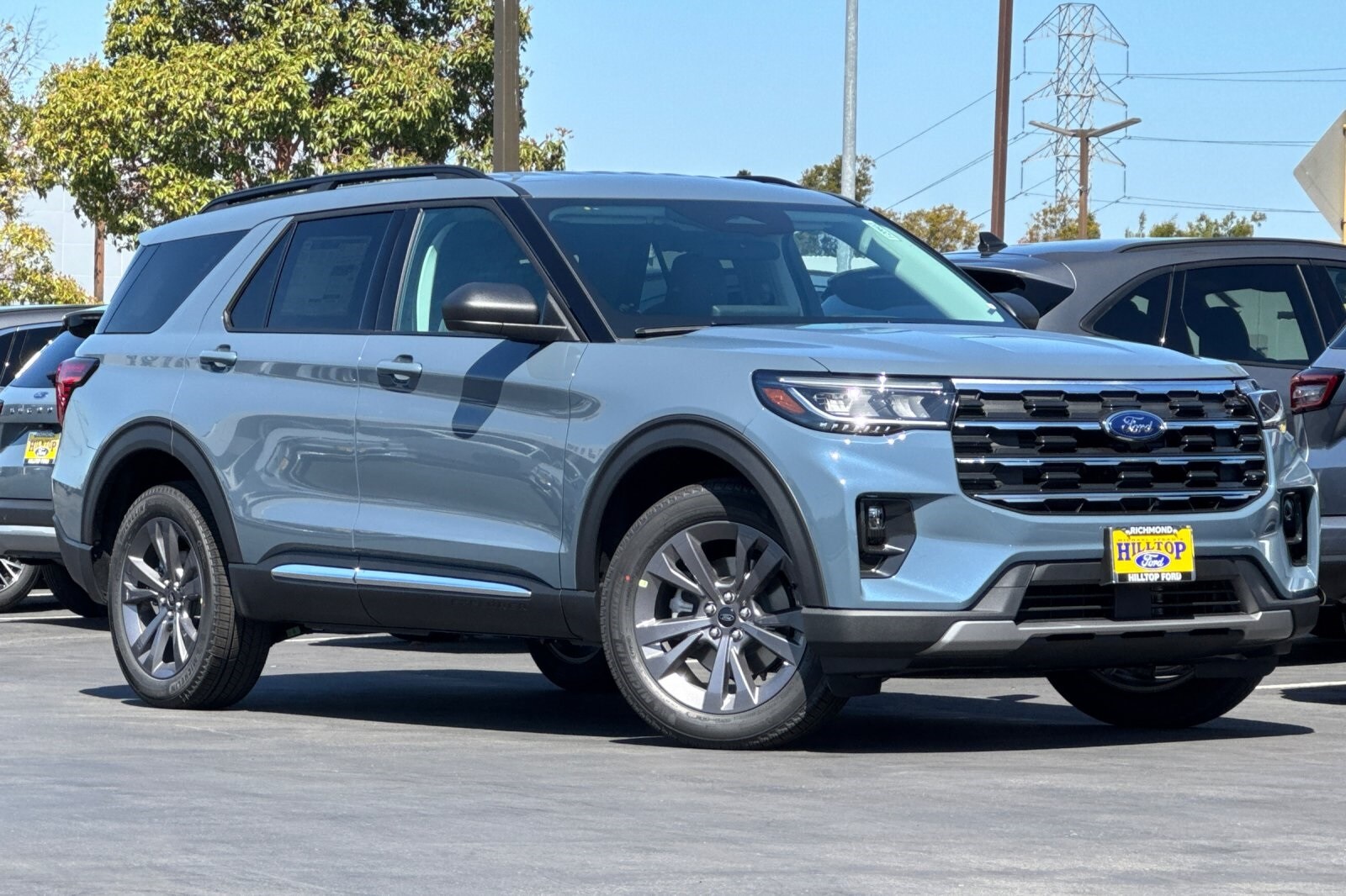 2025 Ford Explorer photo 2