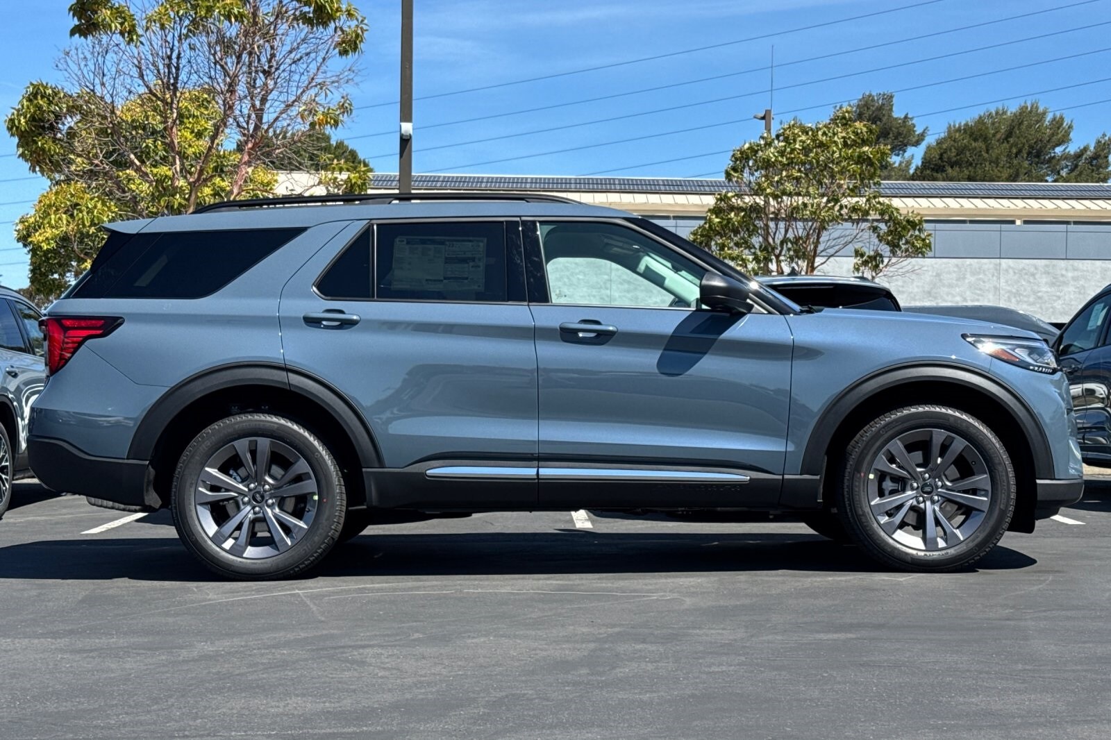 2025 Ford Explorer photo 3
