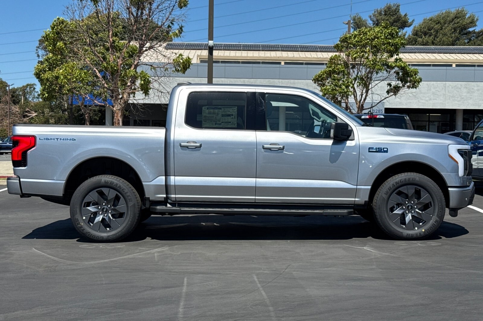 2025 Ford F-150 Lightning photo 3