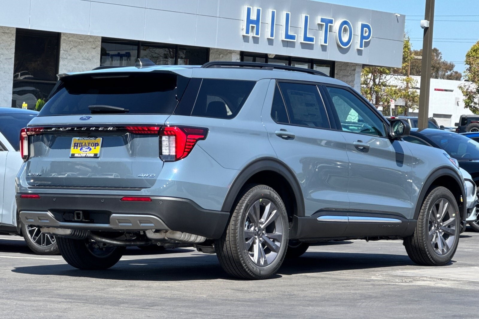2025 Ford Explorer photo 4