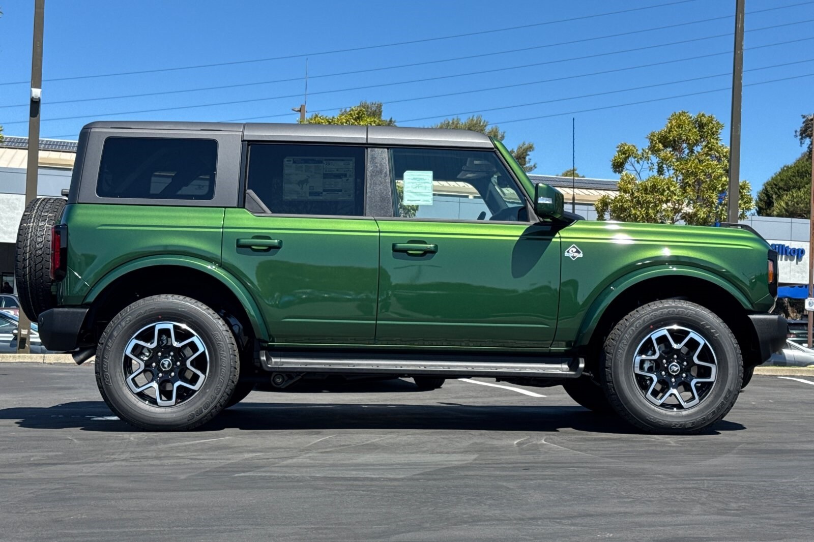 2025 Ford Bronco Outer Banks photo 2
