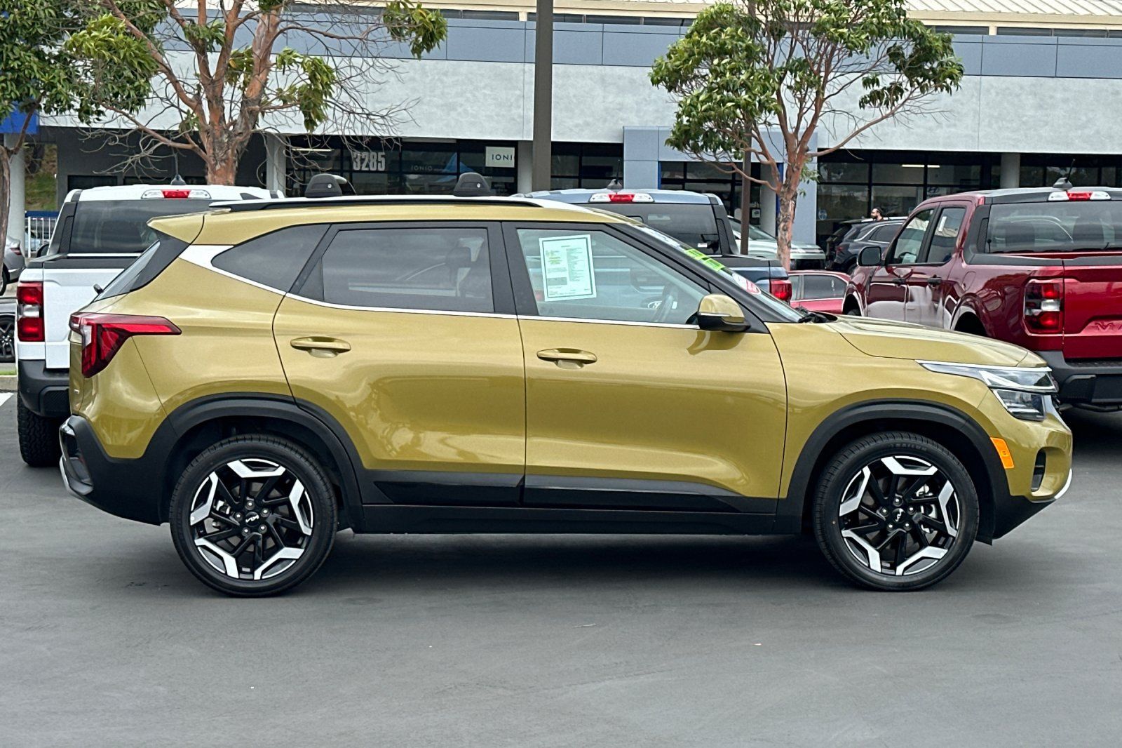 2024 Kia Seltos SX photo 2