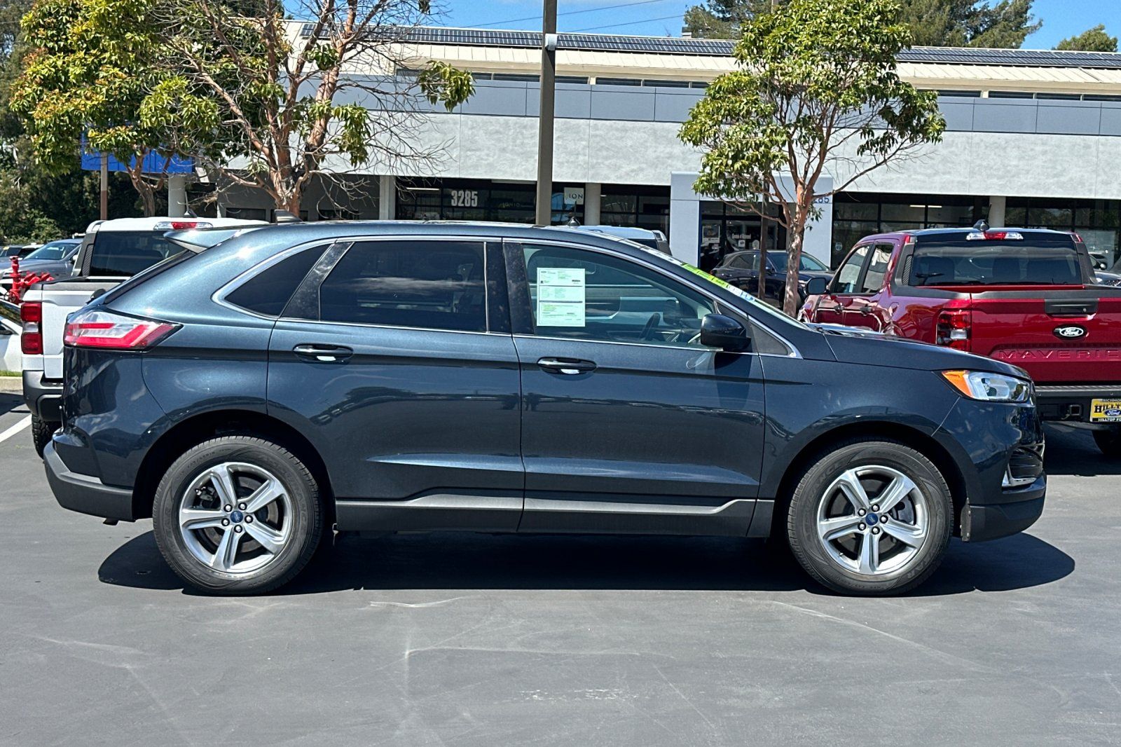 2022 Ford Edge SEL photo 2