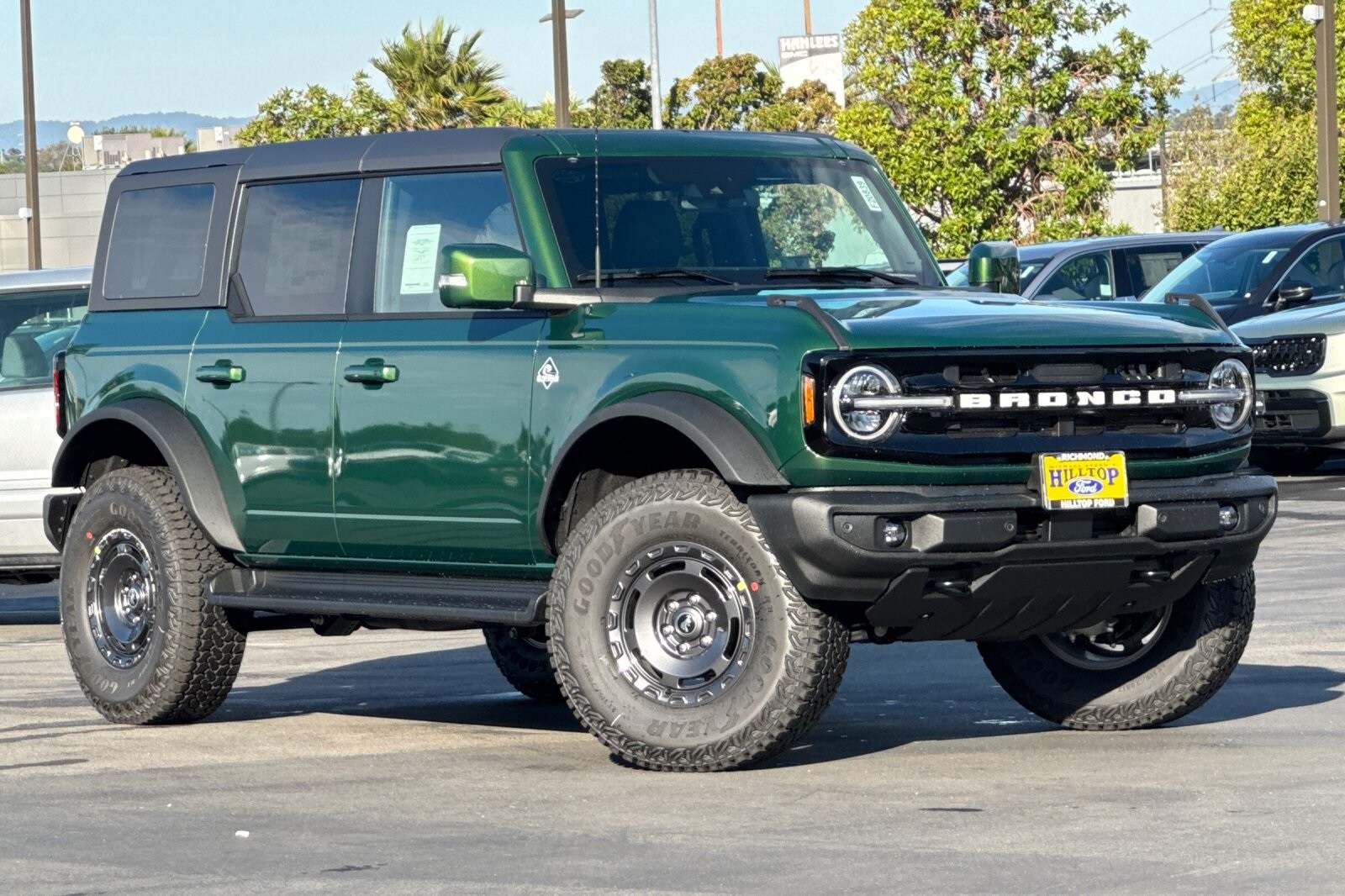 2025 Ford Bronco Outer Banks photo 2