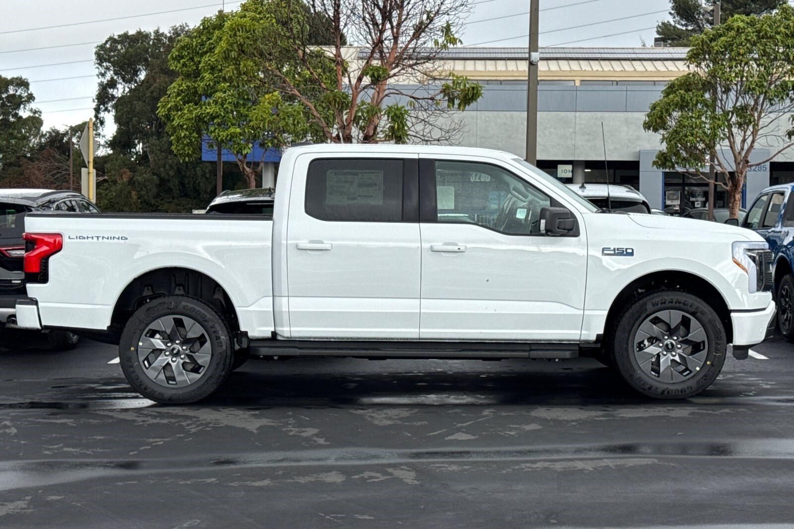 2025 Ford F-150 Lightning photo 2