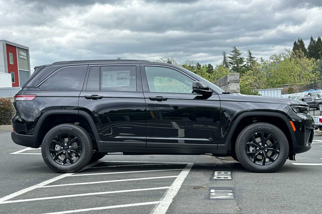 New 2026 Jeep Grand Cherokee LAREDO ALTITUDE 4X4 Sport Utility