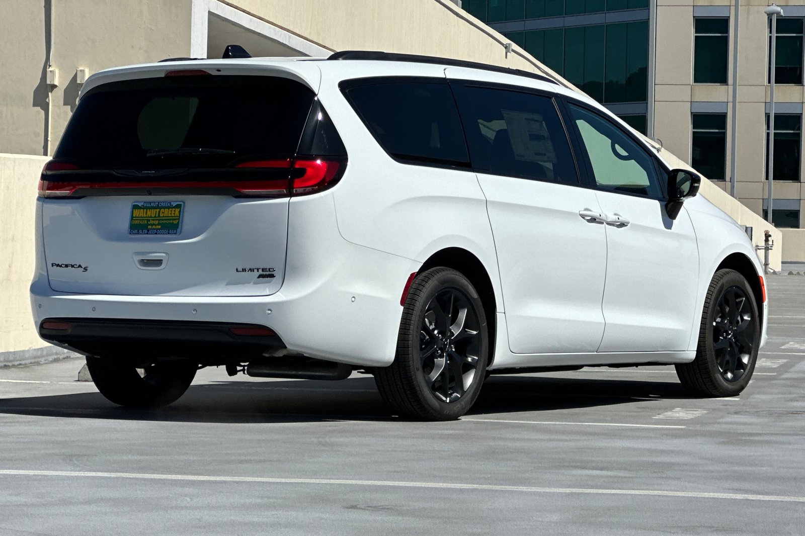 2025 Chrysler Pacifica Limited photo 4