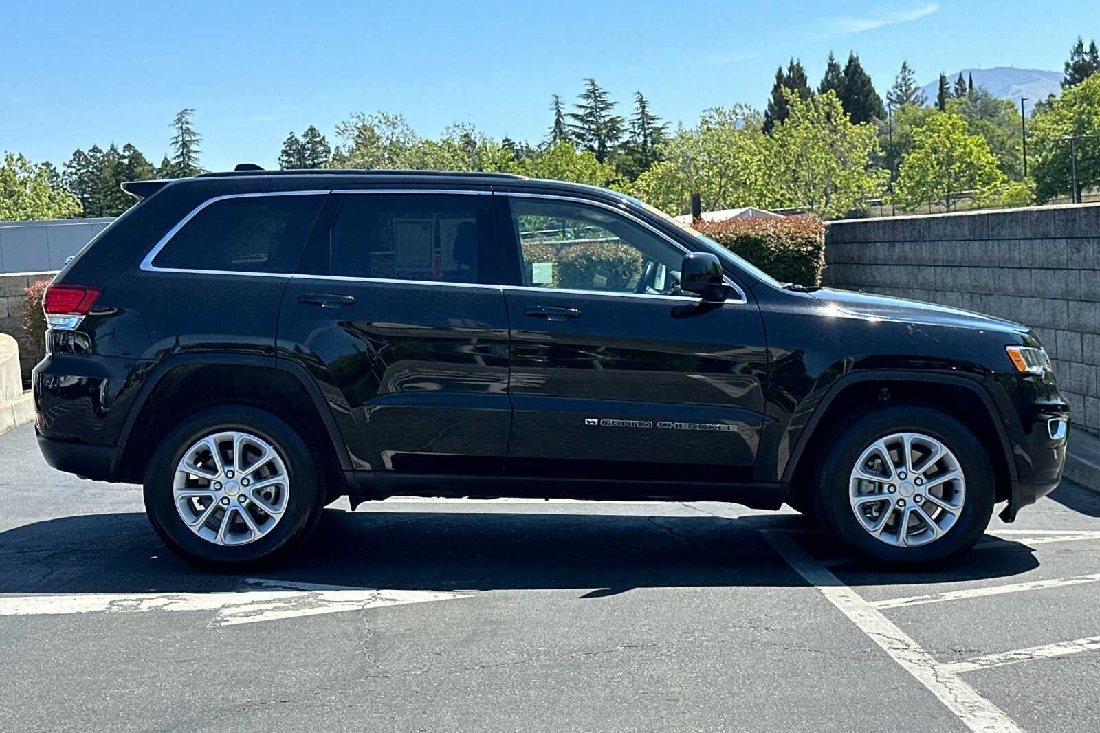 2022 Jeep Grand Cherokee Laredo E photo 3