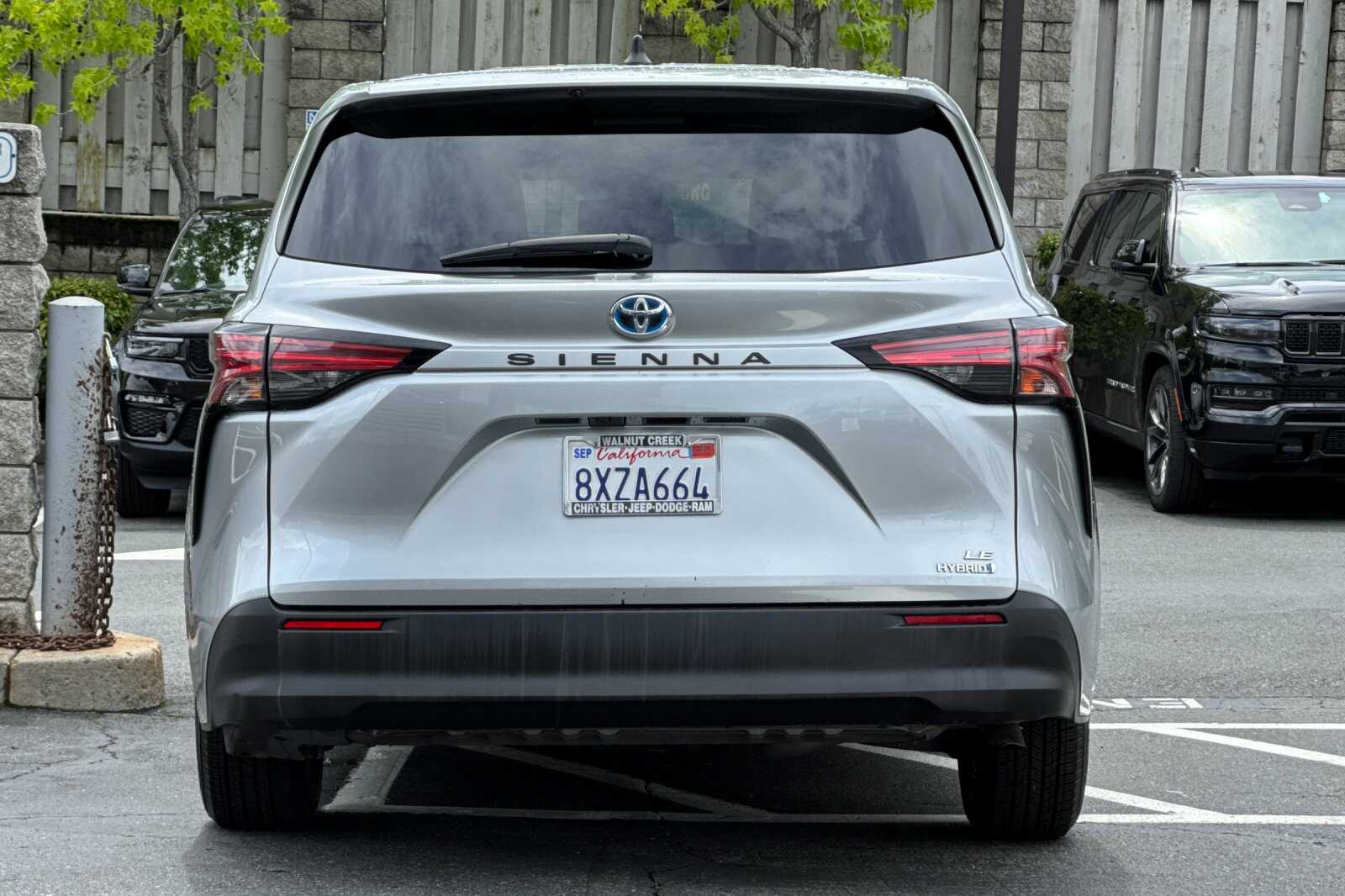 2021 Toyota Sienna LE 8-Passenger photo 4