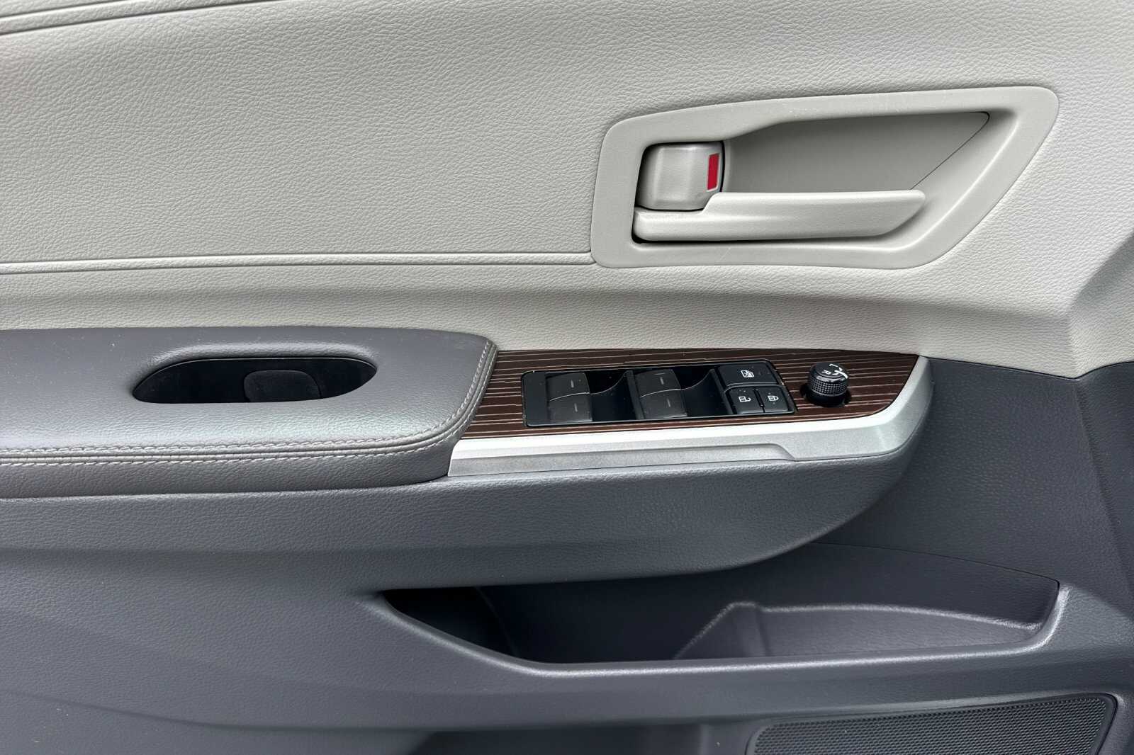 2021 Toyota Sienna LE 8-Passenger photo 3