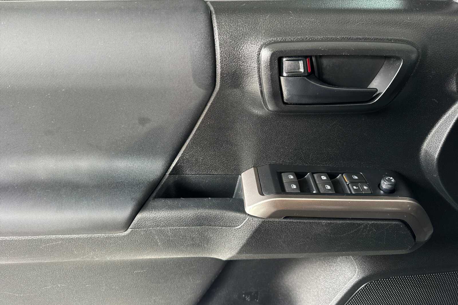 2021 Toyota Tacoma SR5 V6 photo 3