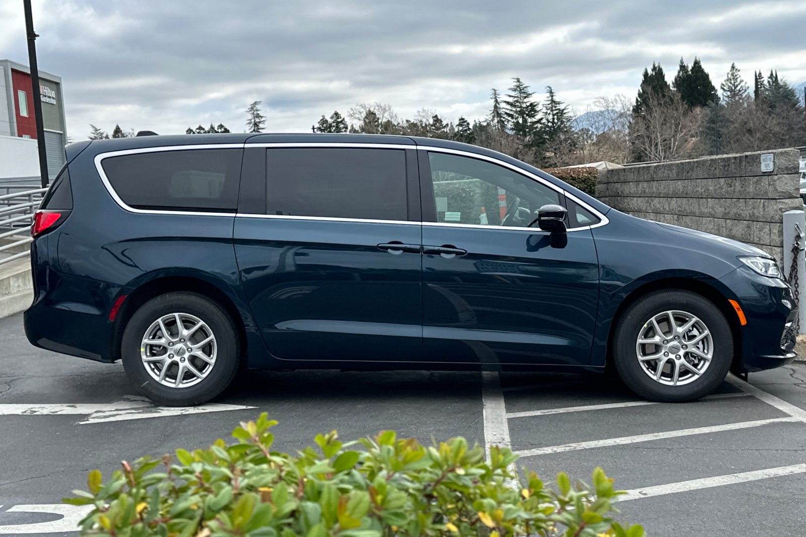2025 Chrysler Pacifica photo 3