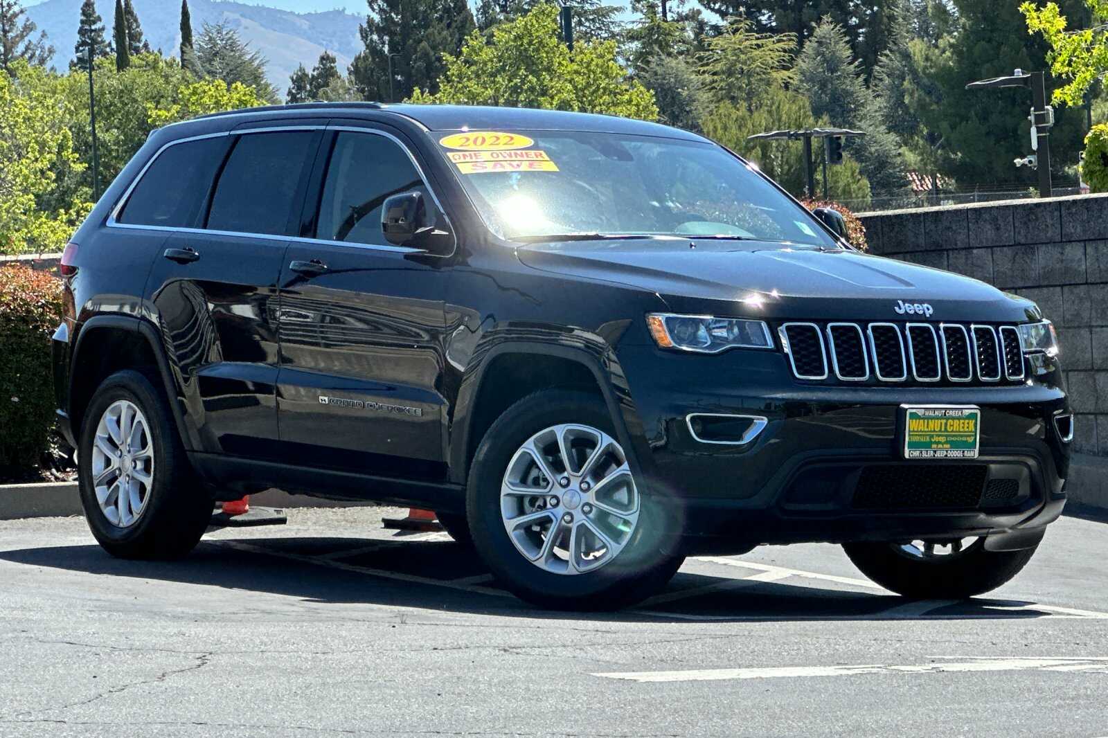 2022 Jeep Grand Cherokee Laredo E photo 2