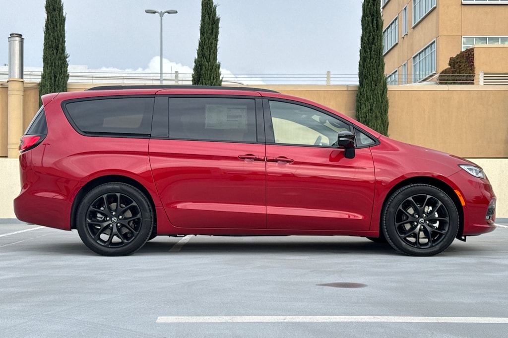 New 2026 Chrysler Pacifica LIMITED Passenger Van