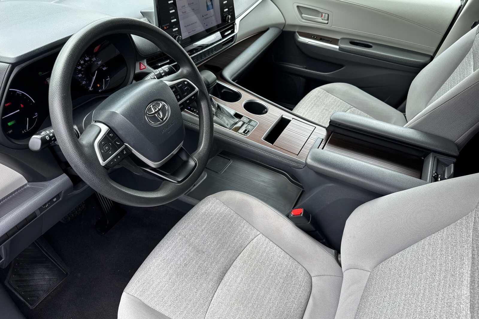 2021 Toyota Sienna LE 8-Passenger photo 6