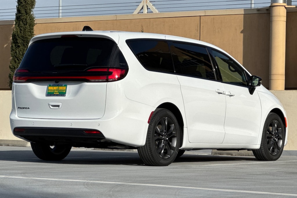 New 2026 Chrysler Pacifica SELECT Passenger Van