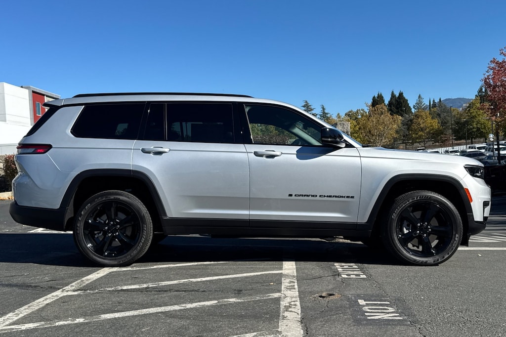 New 2025 Jeep Grand Cherokee L ALTITUDE 4X4 Sport Utility