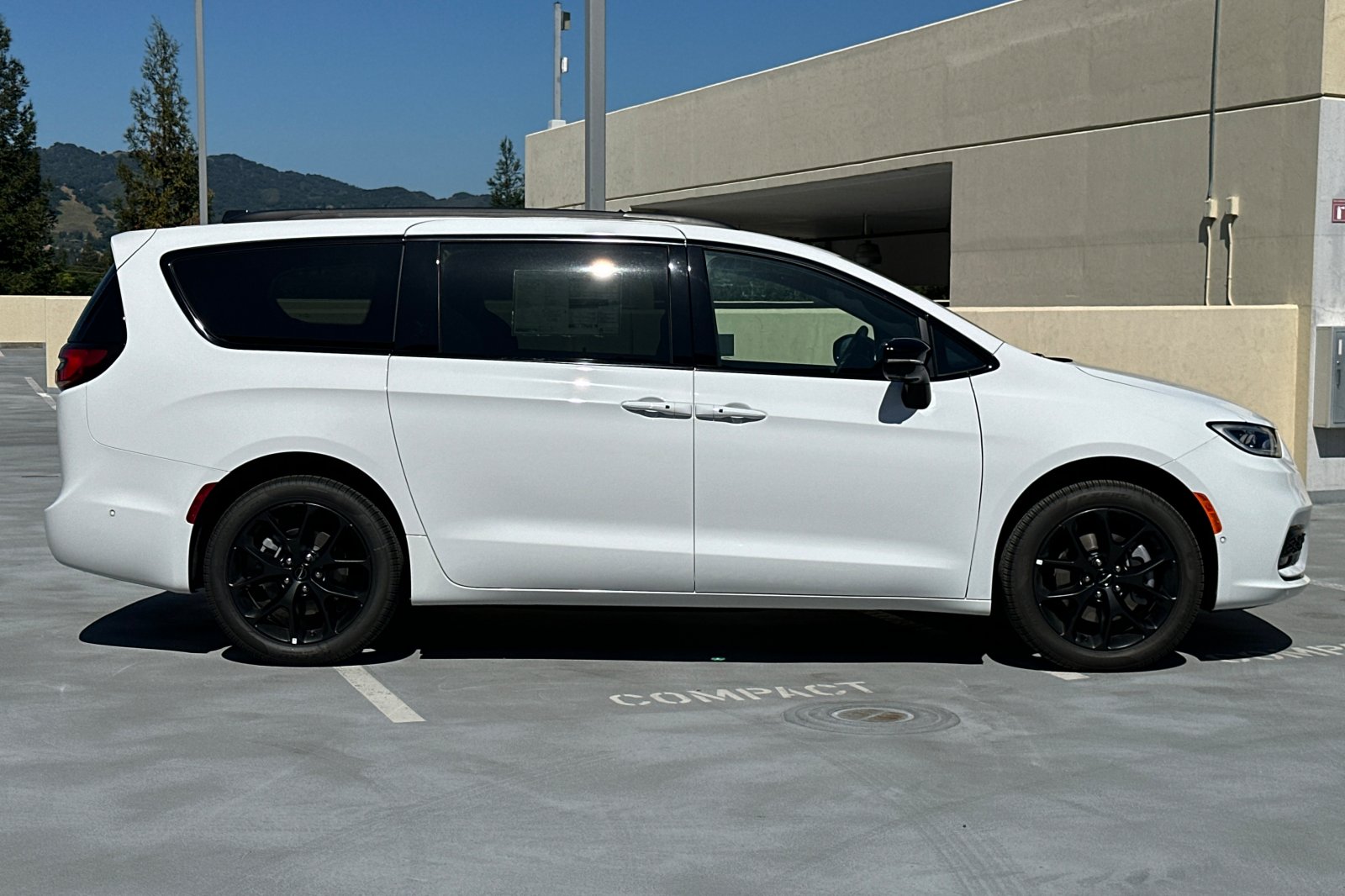 2025 Chrysler Pacifica Limited photo 3