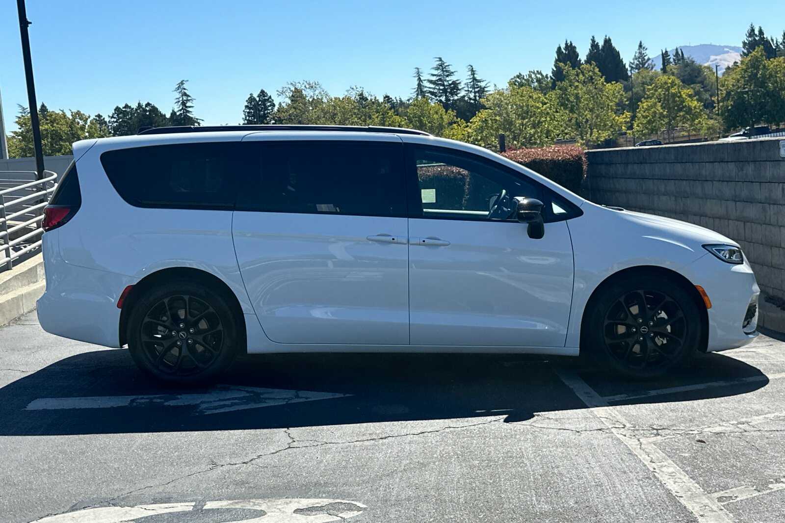 2025 Chrysler Pacifica Limited photo 3