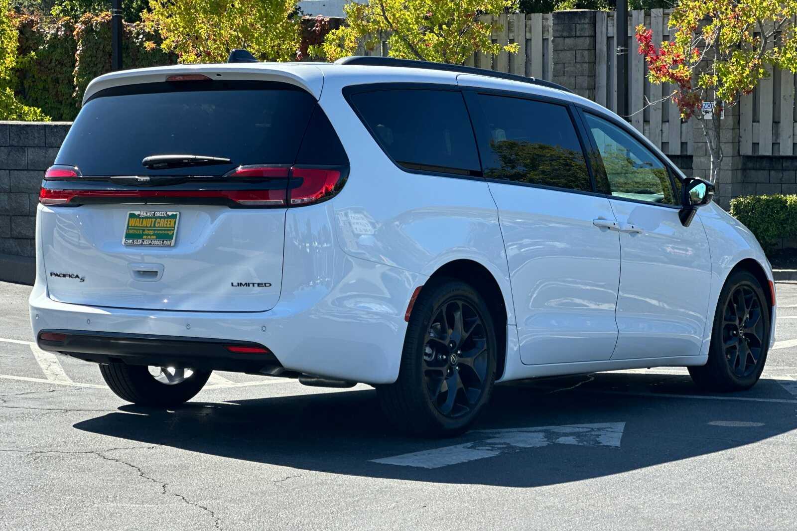 2025 Chrysler Pacifica Limited photo 4