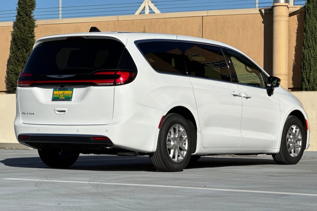 New 2026 Chrysler Pacifica SELECT Passenger Van