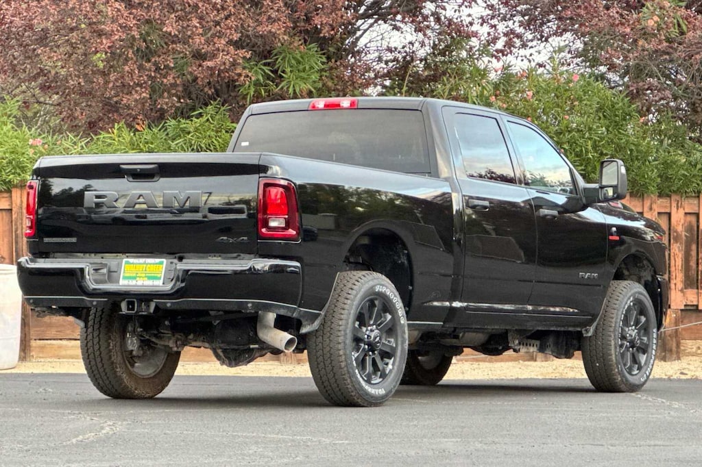 New 2026 Ram 2500 BIG HORN CREW CAB 4X4 6'4 BOX Pickup