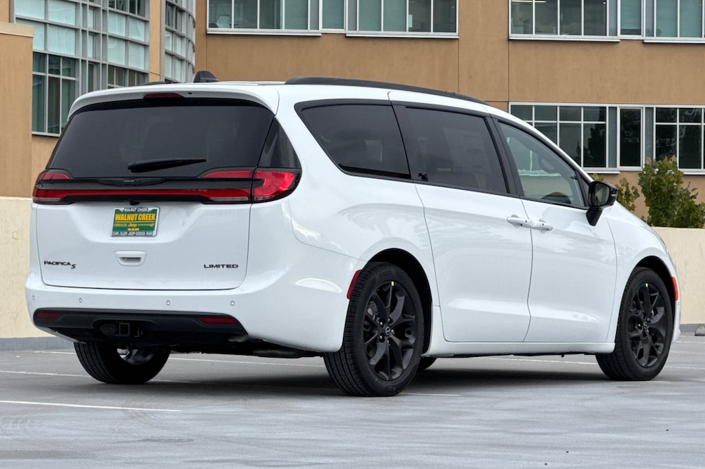 New 2026 Chrysler Pacifica LIMITED Passenger Van