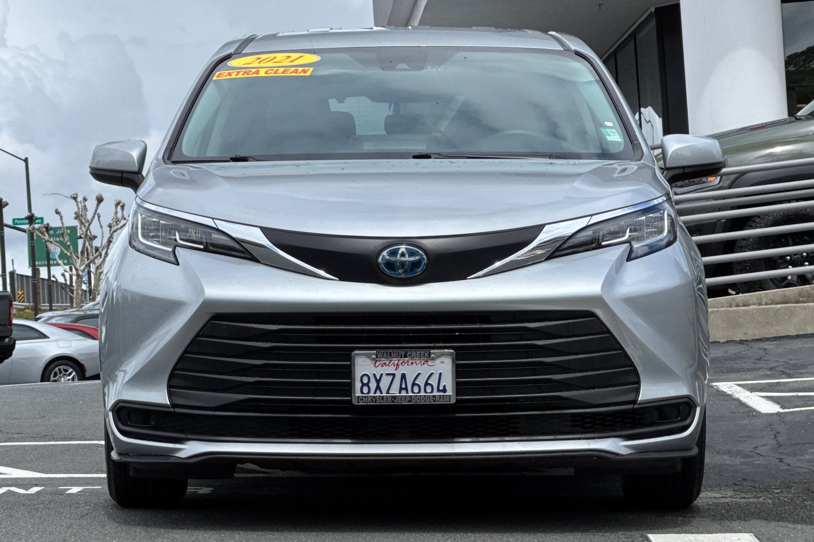 2021 Toyota Sienna LE 8-Passenger photo 5